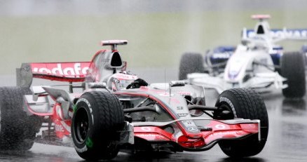 Rok temu Heidfeld ścigał Hamiltona w potopie na torze w Japonii /AFP