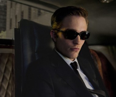 "Rola, która na zawsze odmieni jego wizerunek" - tak reklamowano film Davida Cronenberga "Cosmopolis", ekranizację kultowej powieści Dona De Lillo. Pattinson zagrał tu 28-letniego miliardera, który opuszcza swój superluksusowy apartament na Manhattanie, by w limuzynie przemierzyć ogarnięte chaosem miasto.

"Jego gra w 'Zmierzchu' jest interesująca, chociaż zostaje oczywiście zamknięta w pewnych ramach gatunkowych. Widziałem również 'Little Ashes' oraz 'Twojego na zawsze' i wiedziałem, że on jest w stanie wcielić się w Erica Packera. To bardzo ciężka rola, aktor pojawia się w dosłownie każdym ujęciu. Nie wydaje mi się, żebym kiedykolwiek wcześniej nakręcił film, w którym aktor nie wychodzi z kadru. Wybór odtwórcy głównej roli staje się w takim przypadku sprawą intuicyjną, nie ma żadnych reguł czy wskazówek" - opowiadał reżyser David Cronenberg.