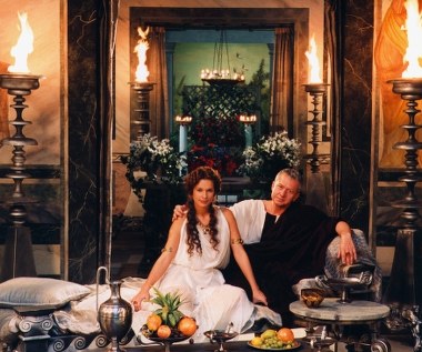 Rola Petroniusza przypadła Bogusławowi Lindzie.

"Lubo starszy i mniej atletyczny, piękniejszy był nawet od Winicjusza. Kobiety w Rzymie podziwiały nie tylko jego giętki umysł i smak, który mu zjednał nazwę arbitra elegancji, ale i ciało" - opisywał bohatera Henryk Sienkiewicz.