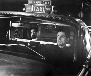 Rola psychopatycznego pasażera taksówki, który bardzo dokładnie opisuje sposób, w jaki zabije swoją żonę, w zamyśle miała przypaść George'owi Memmoli (znanego z "Ulic nędzy"). Niestety, aktor uszkodził sobie plecy na planie innego filmu. Scorsese postanowił zatem, że sam go zastąpi. Jak widać - z dobrym skutkiem.