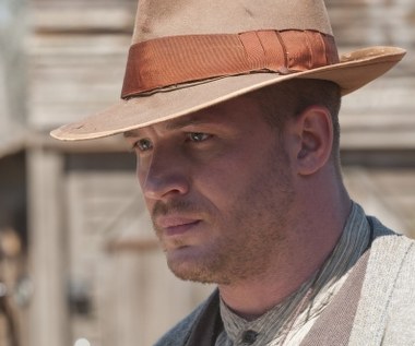 Rolą w dramacie Johna Hillcoata "Gangster" (2012) Tom Hardy udowodnił, że jest godnym spadkobiercą aktorskiej tradycji Marlona Brando. Brytyjczyk perfekcyjnie odtworzył na ekranie charakterystyczne dla filmowego Vita Corleone specyficzne mamrotanie pod nosem. 

Postać najstarszego z trzech braci, którzy w czasie Wielkiego Kryzysu zasłynęli jako szefowie gangu zajmującego się nielegalnym handlem alkoholem, obdarzył przy tym "emocjonalną głębią", pokazując "łagodniejszą stronę" agresywnej męskości.