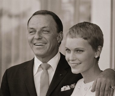 Rola w "Dziecku Roseamry" okazała się jednak dla Farrow końcem małżeństwa z Sinatrą. Gwiazdor, oburzony zbyt wolnym tempem prac na planie "Dziecka Rosemary" zażądał od żony, aby zrezygnowała z filmu Polańskiego na rzecz "Detektywa". Aktorka odmówiła. 

"Aż tu pewnego listopadowego popołudnia, bez uprzedzenia, na naszym planie pojawił się adwokat Franka, Mickey Rudin, i wręczył mi brązową kopertę. (...) Był to oficjalny pozew o rozwód wniesiony przez Franka Sinatrę" - opisywała tamtą sytuację Mia Farrow, która w chwili ślubu miała zaledwie 21 lat. Sinatra był wówczas 50-letnim mężczyzną.

W 1970 aktorka ponownie wyszła za mąż. Jej wybrankiem był starszy o 16 lat dyrygent, pianista i kompozytor za Andre Previna. Para miała trójkę dzieci, małżeństwo przetrwało jednak tylko dziewięć lat.