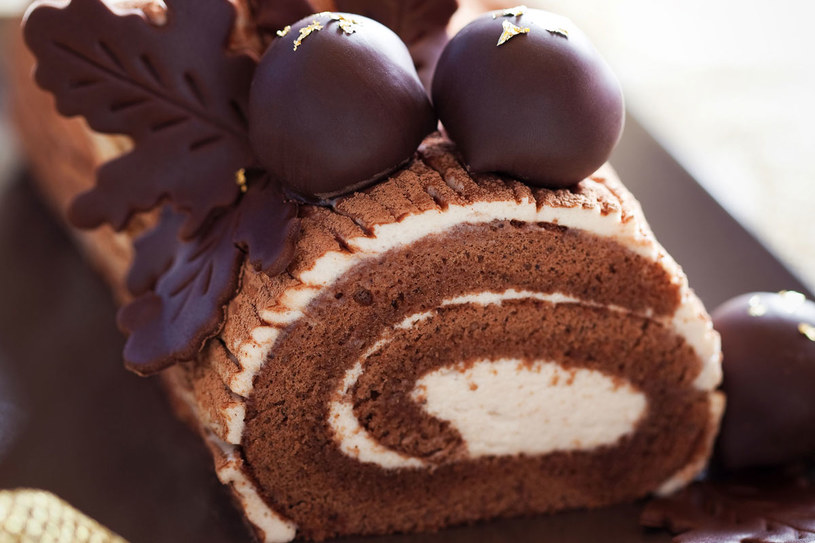 Roladę kakaową udekoruj mandarybkami lub czekoladowymi figurkami /123RF/PICSEL
