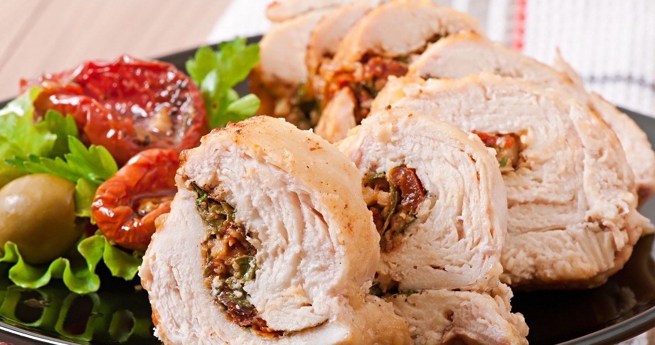 Roladki drobiowe ze szpinakiem i suszonymi pomidorami — przepis na Trzech Króli. /leddamarita /123RF/PICSEL