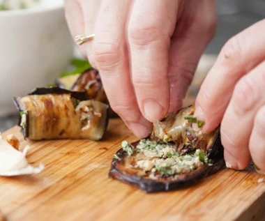 Roladki z bakłażana na imprezę lub kolację. Znikną ze stołu w mgnieniu oka