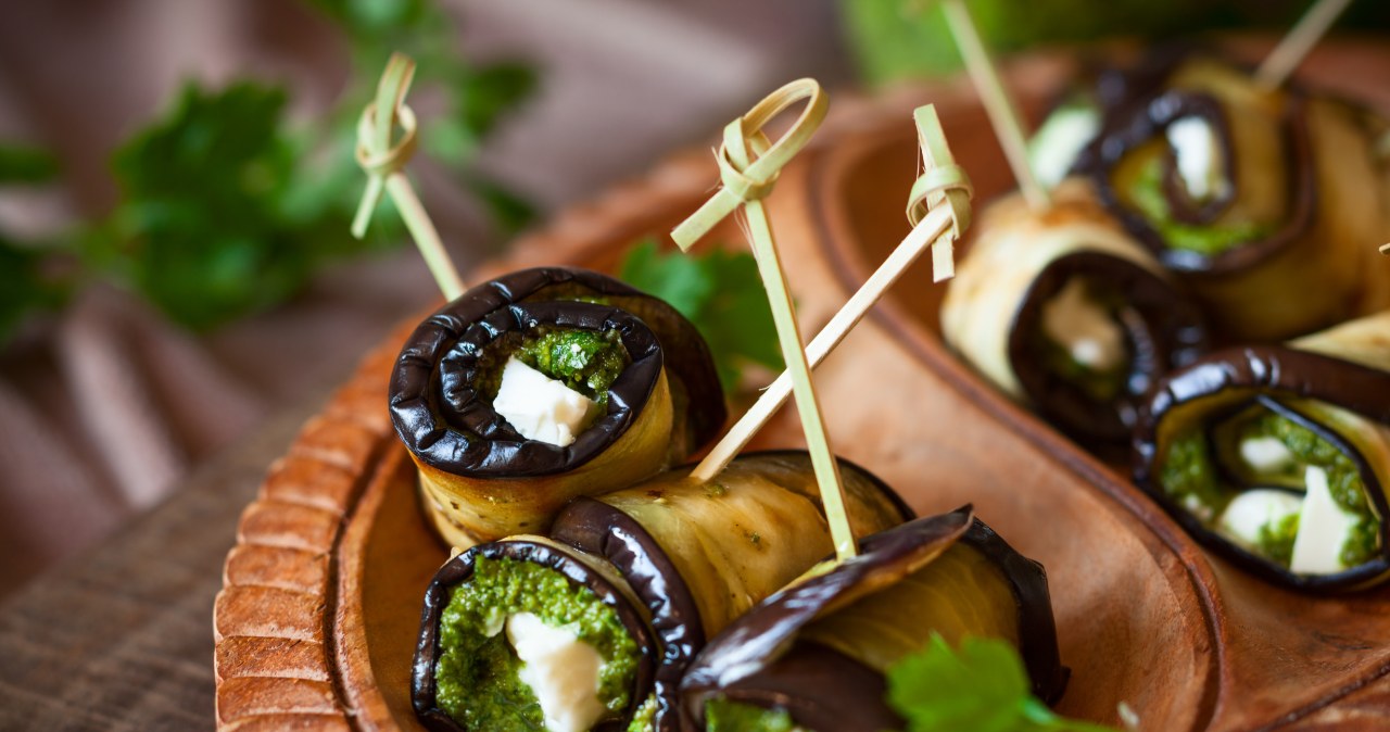 Roladki z bakłażana prezentują się bardzo elegancko na talerzu /sarsmis /123RF/PICSEL