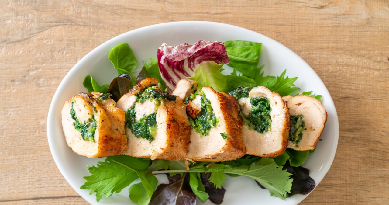 Roladki z kurczaka z serem i szpinakiem wychodzą naprawdę soczyste /topntp /123RF/PICSEL