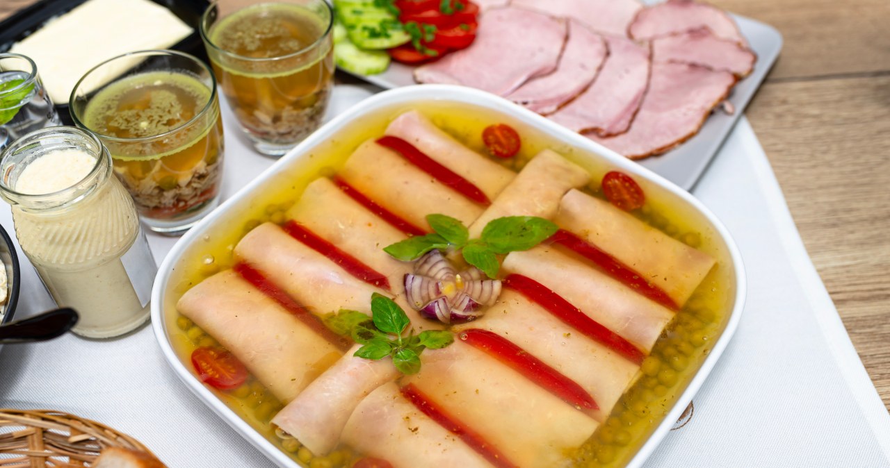 Roladki z szynki w galarecie idealnie pasują na wielkanocny stół. / kinek00 /123RF/PICSEL