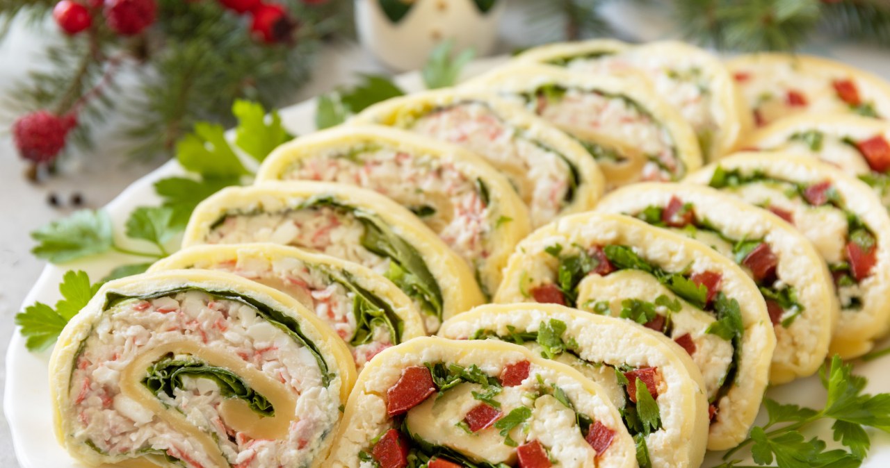 Roladki z żółtego sera możesz wypełniać ulubionymi składnikami /elenahramowa /123RF/PICSEL