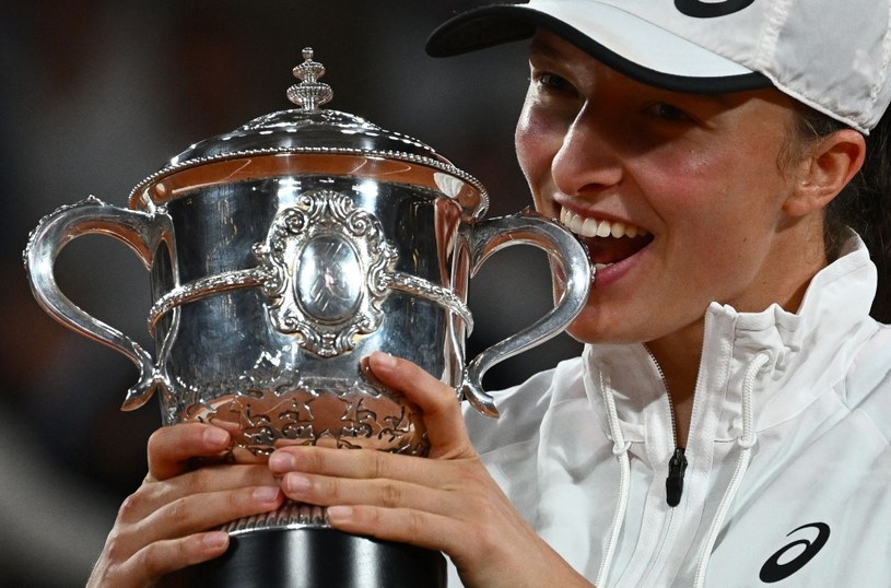 Roland Garros. Iga Świątek drugi raz w karierze triumfowała na wielkoszlemowych kortach /ANNE-CHRISTINE POUJOULAT /AFP