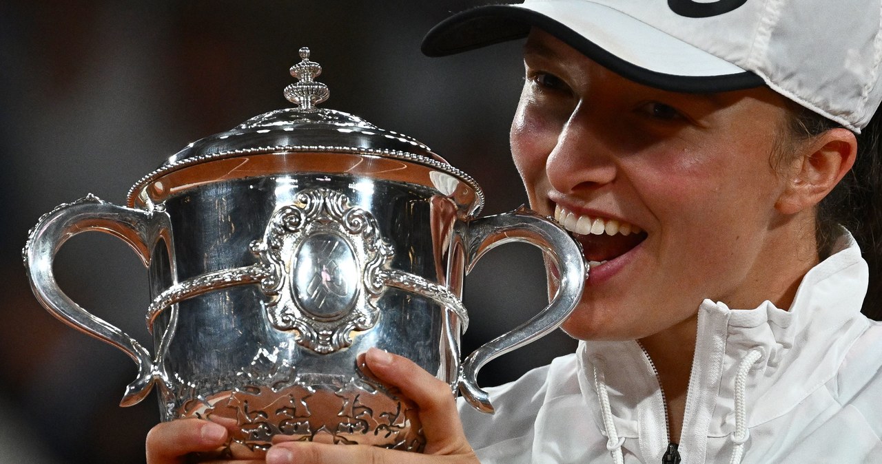 Roland Garros. Iga Świątek drugi raz w karierze triumfowała na wielkoszlemowych kortach /ANNE-CHRISTINE POUJOULAT /AFP