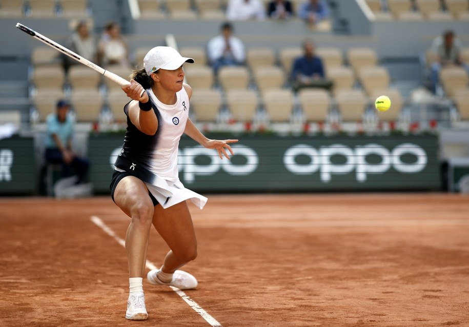 Roland Garros. Iga Świątek w trakcie meczu pierwszej rundy turnieju /YOAN VALAT  /PAP/EPA