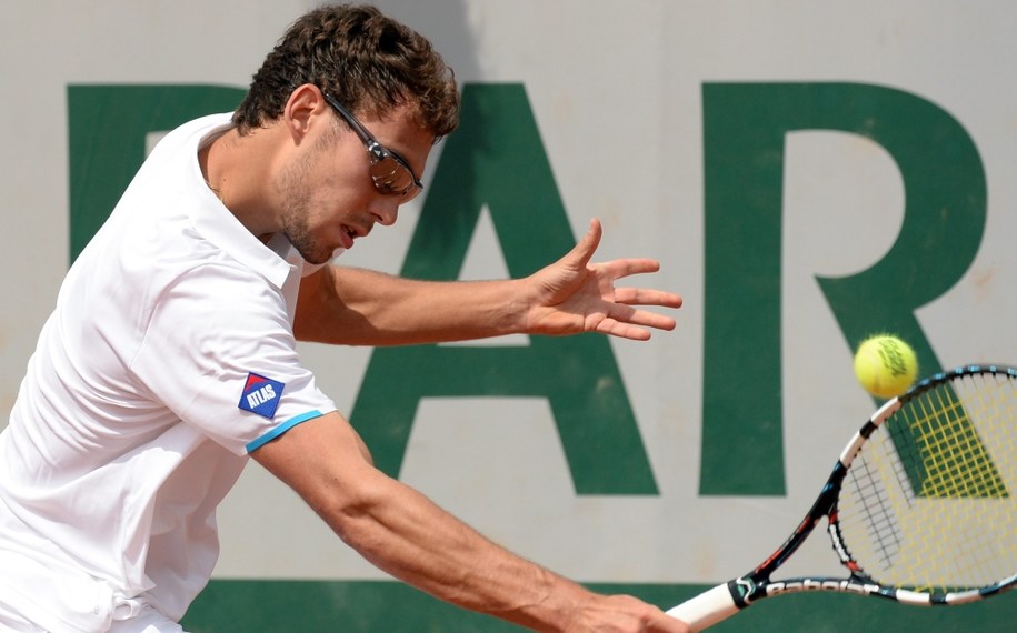 Roland Garros: Jerzy Janowicz w pojedynku z Victor Estrella Burgos /CAROLINE BLUMBERG /PAP/EPA