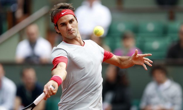 Roland Garros: Roger Federer w pojedynku z Lukasem Lacko /YOAN VALAT  /PAP/EPA