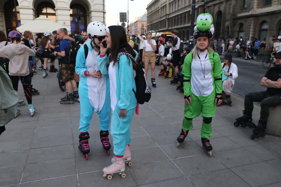 Rolkarze w bajkowych przebraniach /Tomasz Gzell /PAP