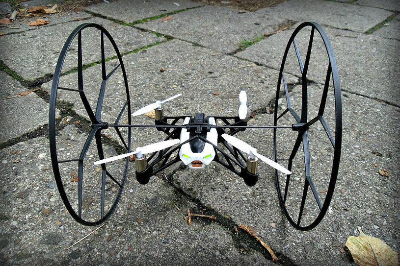 Rolling Spider z zamontowanymi kółkami - zwiększają one nie tylko bezpieczeństwo samego drona, ale i jego możliwości /INTERIA.PL