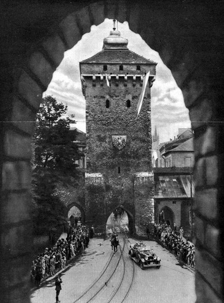 Rolls-royce prezydenta Ignacego Mościckiego w bramie Floriańskiej. Rok 1935 /Archiwum Tomasza Basarabowicza