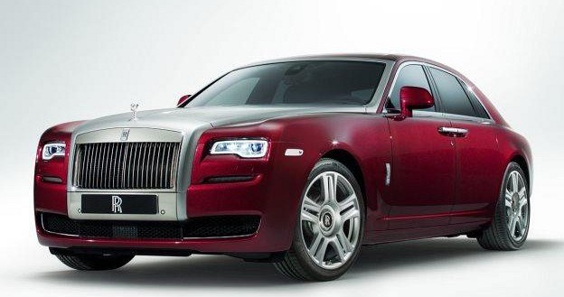 Rolls-Royce zaprezentował w Genewie odświeżonego Ghosta. Produkowana od 5 lat limuzyna otrzymała nowe LED-owe światła do jazdy dziennej, subtelnie zmieniony kształt przedniego pasa oraz większy wyświetlacz systemu multimedialnego, wzbogaconego o dodatkowe funkcje (m.in. Wi-Fi). /Rolls-Royce