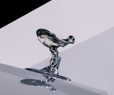 Rolls-Royce zmienia kształt Spirit of Ecstasy – nadchodzi era elektryczności