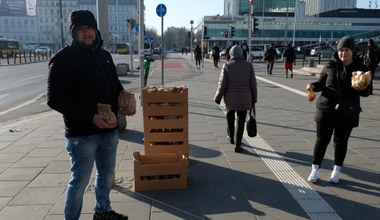 Rolnicy AGROunii rozdają jabłka w Warszawie