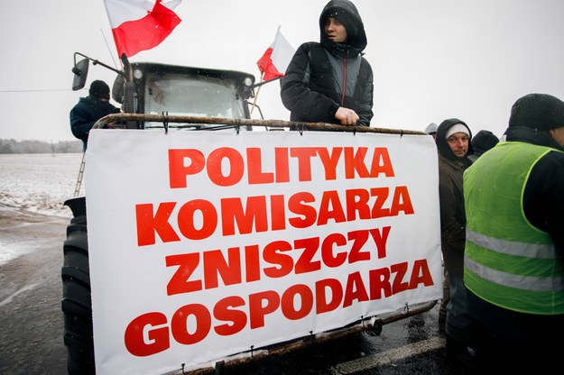 Rolnicy blokują drogę krajową numer 19 w Borkach /Bartłomiej Wójtowicz /PAP