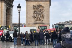 Rolnicy blokujący Paryż: Mercosur już przegraliśmy!