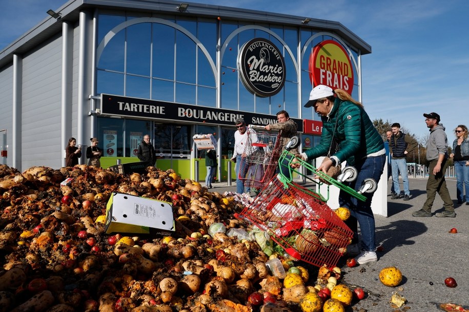 Rolnicy dają znać o swoim niezadowoleniu również przed supermarketami /SEBASTIEN NOGIER  /PAP/EPA