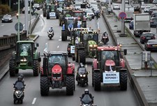 Rolnicy najechali na Paryż. Traktory na Polach Elizejskich
