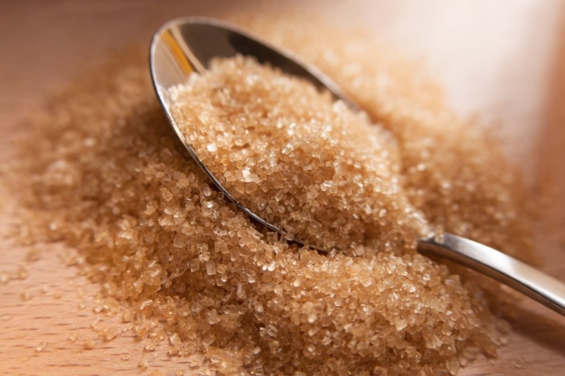 Rolnicy obalają też mit o tym, że cukier trzcinowy jest zdrowszy od białego i że zawiera mniej kalorii. /123RF/PICSEL