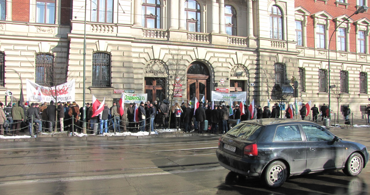 Rolnicy pikietują. Rozdają przechodniom jabłka