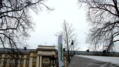 Rolnicy po nocy przed Kancelarią Premiera