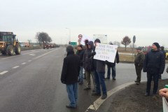 Rolnicy protestują na starej "17"