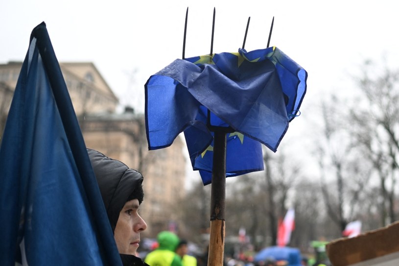 Rolnicy protestują przeciwko europejskiemu Zielonemu Ładowi. Ale czy tę rewolucję można zatrzymać? /SERGEI GAPON /AFP
