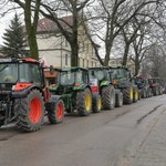 Rolnicy protestują przed halą w Morągu. Trwa tam spotkanie z Tuskiem