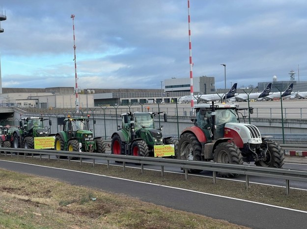 Rolnicy protestują wokół lotniska we Frankfurcie nad Menem /	Mike Seeboth /PAP/DPA
