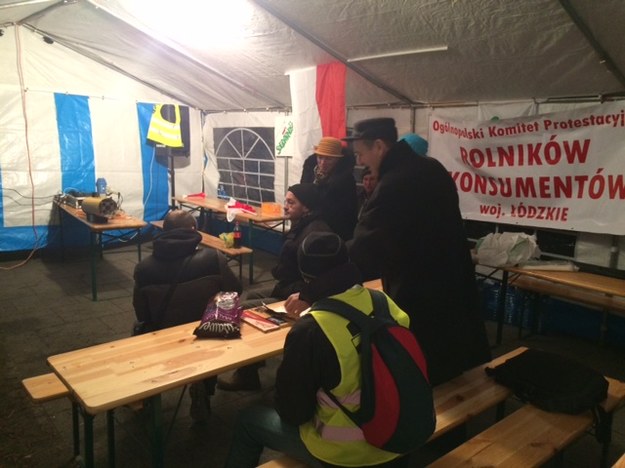 Rolnicy protestujący przed KPRM przygotowują się do spędzenia tam nocy /Magdalena Gawlik /RMF FM