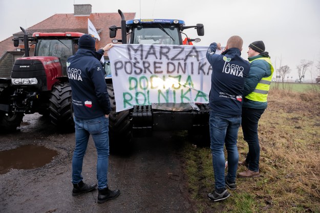 Rolnicy przygotowują się do protestu w Koszutach (woj. wielkopolskie) /	Jakub Kaczmarczyk   /PAP