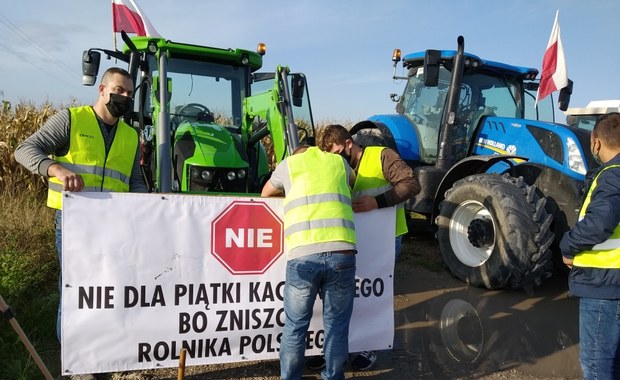 Rolnicy wściekli na PiS. Blokowali drogi w całej Polsce [MAPA BLOKAD]