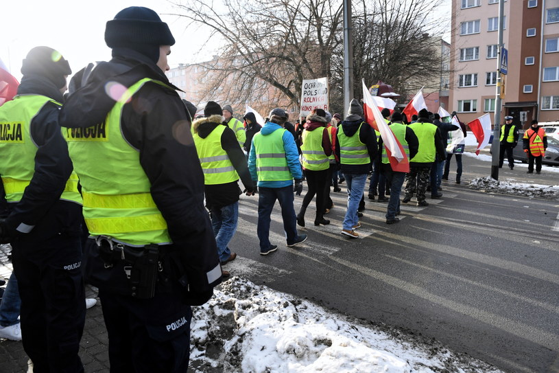 AGROunii farmers block pedestrian crossing in ulica Maja district of Jaroslaw / Darek Delmanowicz / PAP