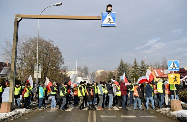 Rolnicy z AGROunii blokują przejście na ulicy 3-go Maja w Jarosławiu /Darek Delmanowicz /PAP
