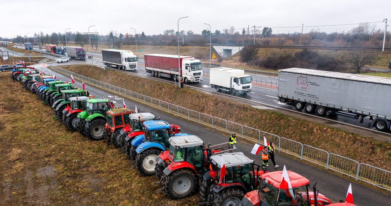 Rolnicy z Agrounii zapowiedzili blokadę centrum dystrybucyjnego Biedronki w Stawigudzie koło Olsztyna /PAP