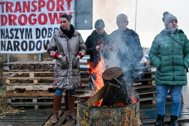 Rolnicy z "Podkarpackiej oszukanej wsi" w pobliżu przejścia granicznego w Medyce /Darek Delmanowicz /PAP