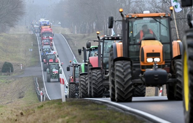 Rolnicy, zrzeszeni w NSZZ Rolników Indywidualnych "Solidarność" podczas protestu w miejscowości Krąpiel. Zdjęcie z 18 stycznia 2022 roku. / 	Marcin Bielecki    /PAP