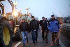 Rolnicze traktory na rogatkach Warszawy
