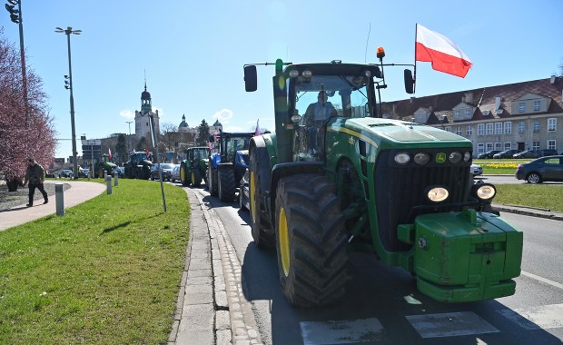 Rolnicze traktory nadal stoją na Wałach Chrobrego w Szczecinie
