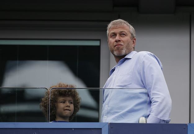 Roman Abramowicz z synem Aaronem na stadionie Chelsea /AFP