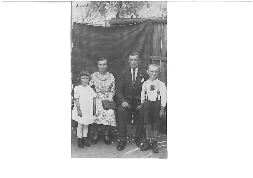 Roman Durek z żoną (babcią Elżbiety Rybarskiej) i dwójką dzieci (zdjęcie sprzed 1939 roku) /Elżbieta Rybarska /Deutsche Welle