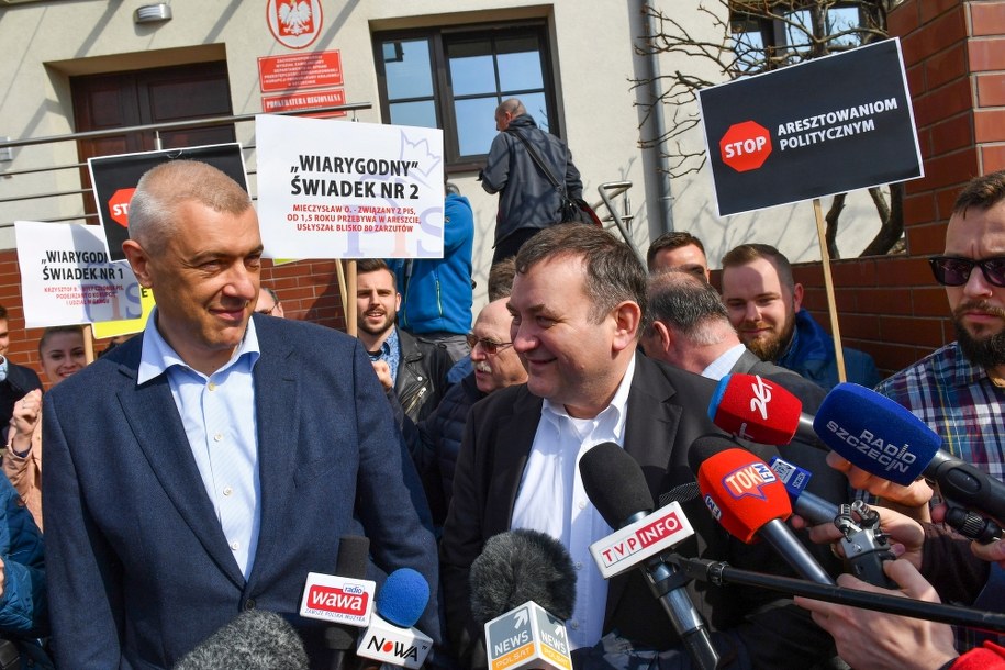 Roman Giertych i Stanisław Gawłowski przed budynkiem szczecińskiej prokuratury / 	Marcin Bielecki    /PAP