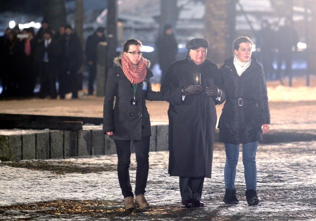 Roman Kent w drodze pod pomnik ofiar /PAP/Andrzej Grygiel    /PAP