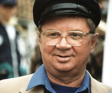 Roman Kłosowski zakończył karierę aktorską w 2016 roku przez problemy ze zdrowiem, a zwłaszcza ze wzrokiem.

"Najbardziej dokucza mi słaby wzrok, bo nie mogę czytać. Kiedyś miałem pokaźną bibliotekę. Bardzo denerwuje mnie, że ten czas tak leci. Jak się ma 86 lat, to się gorzej chodzi, no i jeszcze ta bezrobotność wynikająca z wieku. Odpoczynek mnie męczy i nudzi, a właściwie bardziej nudzi niż męczy" - mówił aktor.

"Generalnie jednak jestem spełniony" - stwierdził Roman Kłosowski w 2015 roku podczas wywiadu dla "Tele Tygodnia".